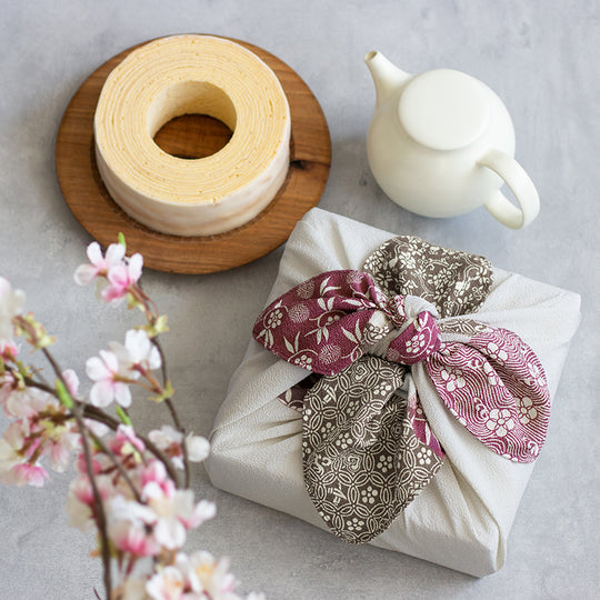 70 Koetsu Chirimen Yuzen Dyeing | Inclined Square Composition Light Gray