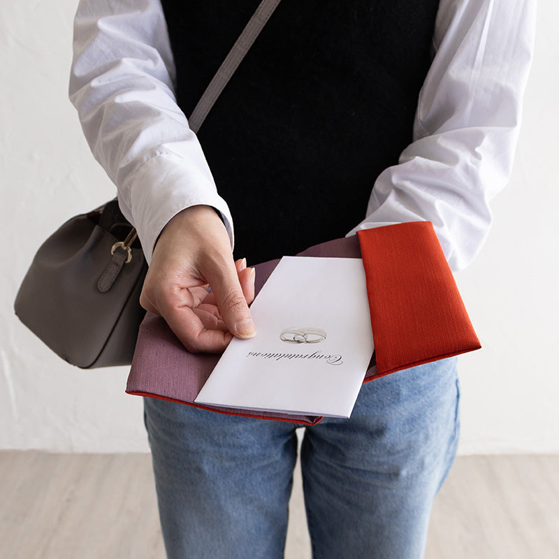 Enveloppe cadeau réversible en polyester Tsumugi Fukusa | Bordeaux/Gris Colombe